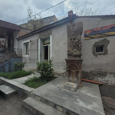 Guest House In The Small Center Yerevan Exterior photo