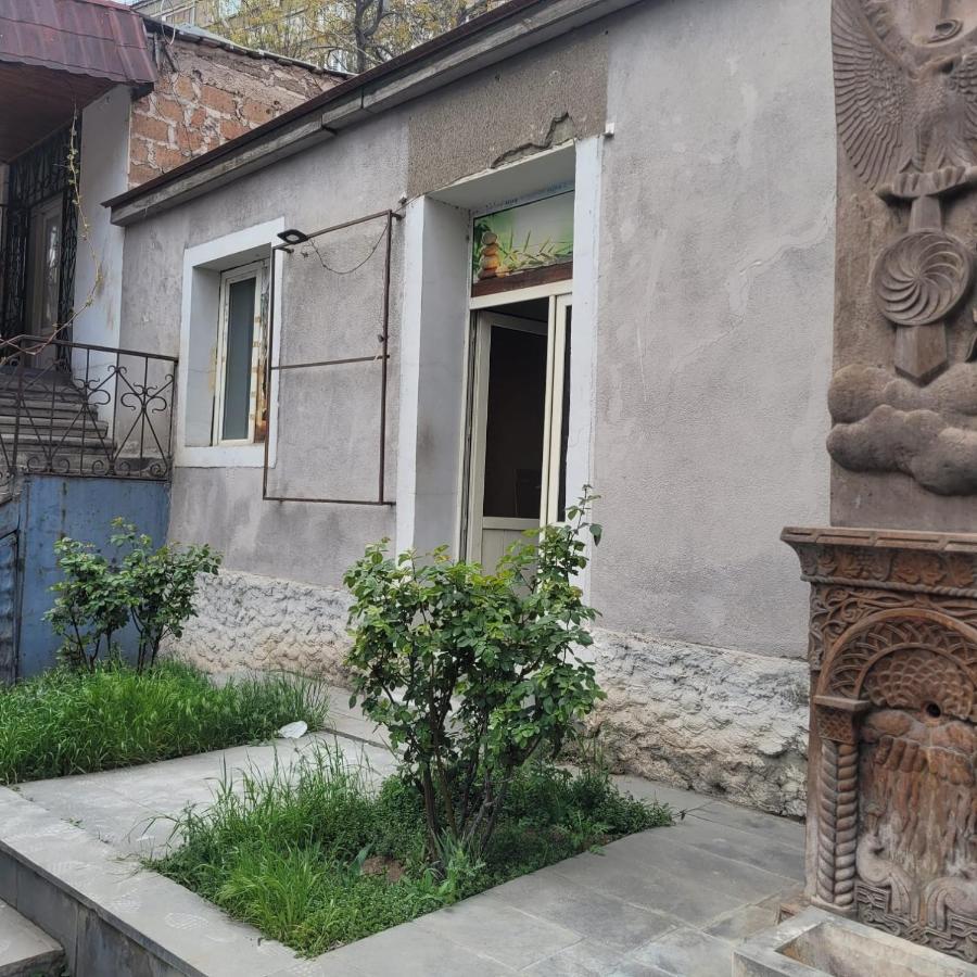 Guest House In The Small Center Yerevan Exterior photo